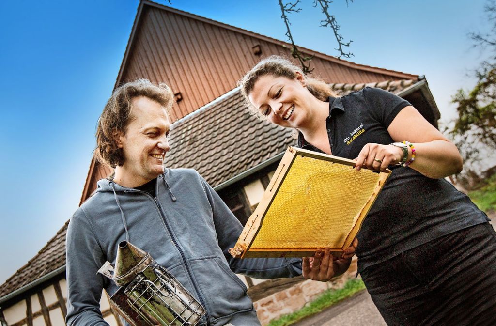 Honig online kaufen. Direkt vom Imker, welche direkt vorm Imkereigebäude stehen