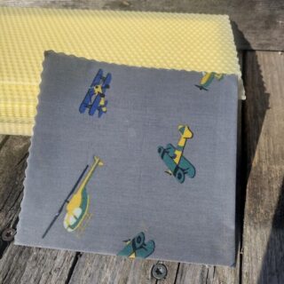 Bienenwachstuch mit Flugzeugmotiv vor Bienenwachsplatten