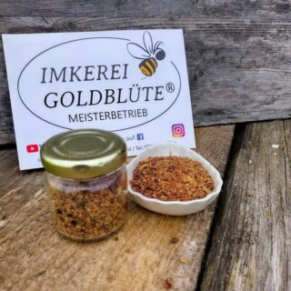 Deutscher Rohpropolis vor Imkerschild